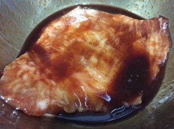 step1: 豬頸肉洗淨瀝乾水後，加入叉燒醬、老抽、糖、鹽、胡椒粉、紹興酒、油落去搽勻醃3小時以上
