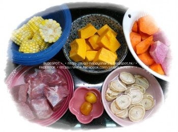 step1: <a href="https://bit.ly/3ANJVUp" target="_blank" data-keyword="豬展" class="guide-link"><strong>豬展</strong></a> <span style="display:inline-block;vertical-align:middle;margin-top:-3px;color:initial;border-radius:3px;padding:2px 3px;font-size:12px;line-height:14px;background:#87d300;color:#fff;">即買</span> 汆水，洗淨。南瓜、心內美、紅蘿蔔去皮，切塊。