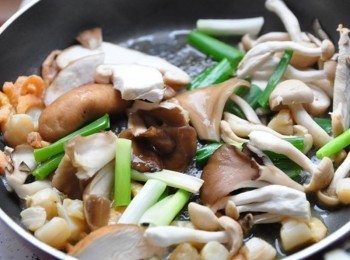 step6: 再將菇菇與蔥段下鍋炒