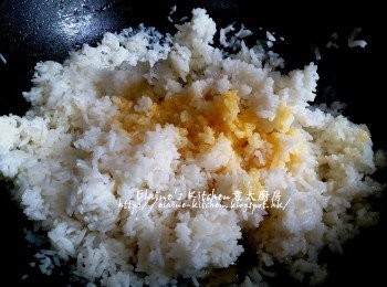 step5: 鑊中加入冷飯炒散  , 加入少許鹽調味及兩隻雞蛋的蛋液拌勻至每粒飯都沾上蛋液