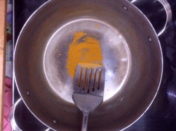 step7: 另外準備炒鍋，白鑊下咖哩粉小火烘香，之後下油炒勻