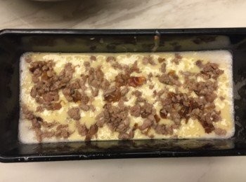 step7: 倒入1/2的蛋糕麵糊，表面均勻的鋪上肉燥，放入已經煮好滾水的蒸鍋蒸5分鐘