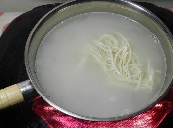 step4: 另起一鍋水將麵煮好