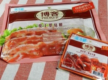 step1: 博客原味切片火腿的Q彈，配上博客培根的鹹香，很容易為菜餚增添幾分香氣與口感!!