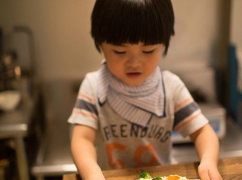 step7: 加上適量的起司（因為起司和醬料都有味道了，所以這裡就不多加調味）在鋪上花椰菜和紅蘿蔔花，烤箱烤到起司融化就可以囉