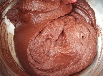 step6: 將蛋先打發，然後將蛋液逐少加入碗內拌勻， 然後下糖拌勻