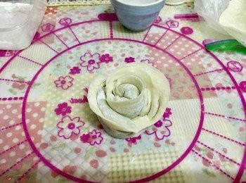 step4: 由左至右慢慢捲起，尾部餃皮沾水收口