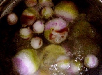 step7: 鍋中加入薑片，冰糖，水，煮至糖溶化，大滾，把湯圓加入，煮至湯圓粒粒浮起，即可上食用。