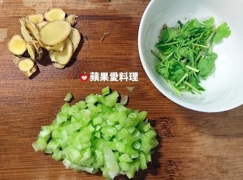 step1: 西洋芹切碎、香菜切碎、薑（不去皮）切片。