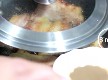 step8: 接著, 準備好鍋蓋, 蝦醬和料酒混合物加進去後, 馬上蓋上鍋蓋。
以避免混合物噴油的情況, 等至不噴油時，開蓋翻面,