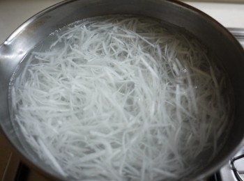 step2: 取一湯鍋放入蘿蔔絲,煮至水滾蘿蔔絲軟化熟透.