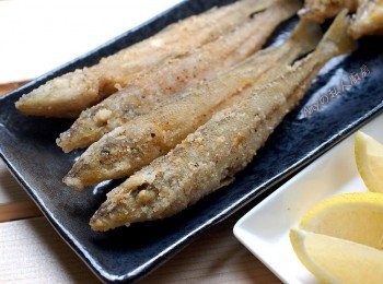 step5: 剛油炸完的沙梭魚，趁熱吃最好吃喔^_^