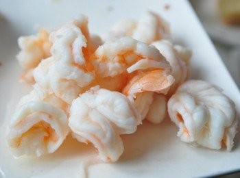 step6: 另外將新鮮白蝦洗淨去殼，以刀子開背取出腸泥，並放入滾水燙熟