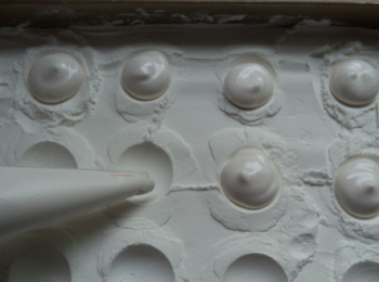 step11: 然後剪出小口，將棉花糖擠在玉米澱粉的小圓裡。