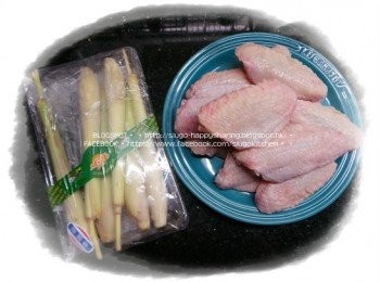 step1: <a href="https://bit.ly/3zHU5V3" target="_blank" data-keyword="雞翼" class="guide-link"><strong>雞翼</strong></a> <span style="display:inline-block;vertical-align:middle;margin-top:-3px;color:initial;border-radius:3px;padding:2px 3px;font-size:12px;line-height:14px;background:#87d300;color:#fff;">即買</span> 洗淨，略汆水，盛起，放入冰水中浸一會，印乾水分。