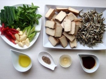 step1: 1 準備所有材料,丁香小魚乾用水清洗瀝乾備用。 準備所有材料,丁香小魚乾用水清洗瀝乾備用。