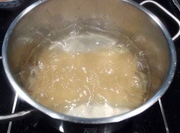 step2: 準備一鍋熱水,加入一匙海鹽煮滾後,放入千層麵煮至喜歡的熟度。煮麵時間可參考包裝背後說明。或選擇免水煮焗烤用的千層麵。