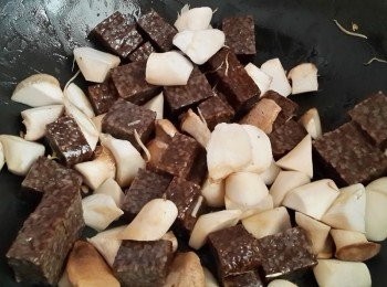 step1: 將材料切塊備用 起油鍋薑絲爆香放入材料拌炒一下