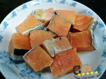 step2: 三文魚切丁用鹽, 黑椒調味