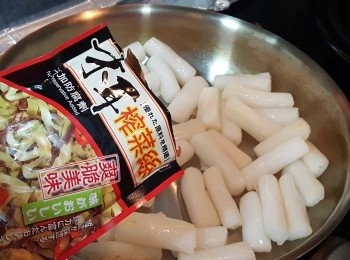 step4: 將木耳榨菜絲加入腸粉中炒勻。