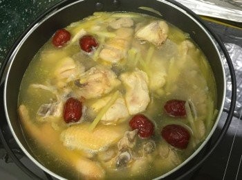 step3: 先落暖雞湯或暖水，落紅棗伴勻.