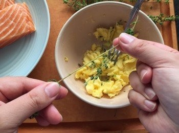 step2: 將百里香的小葉串出，加入室溫牛油拌勻
