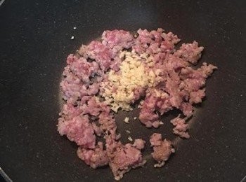 step5: 炒鍋裡再加少許油，先將絞肉與少許黑胡椒粉炒到半熟，加入蒜末炒香。