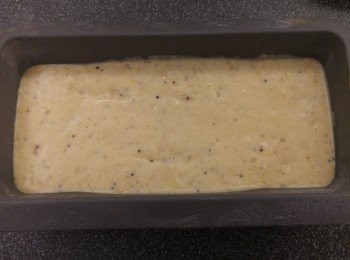 step6: 將麵糊倒入模中再凳幾下排出空氣。