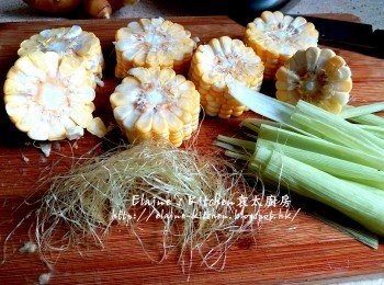 step3: 粟米洗淨切段(粟米鬚及粟米皮留起) , 薑連皮切片