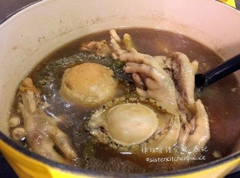 step3: 炆好之後，倒出適量湯汁，再小煲煮熱再打生粉獻，煮成濃醬汁，淋上鮑魚即可。
 <a href="https://bit.ly/3kLFTWO" target="_blank" data-keyword="雞腳" class="guide-link"><strong>雞腳</strong></a> <span style="display:inline-block;vertical-align:middle;margin-top:-3px;color:initial;border-radius:3px;padding:2px 3px;font-size:12px;line-height:14px;background:#87d300;color:#fff;">即買</span> 炆好後，也非常好食，膠質十足！