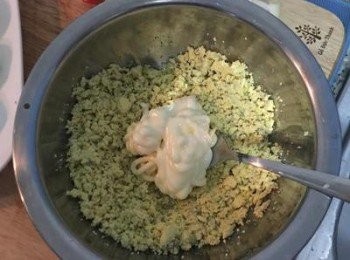 step4: 蛋黃用叉子略微壓碎，加入美奶滋和日式美奶滋比例為1：2, 另外加少許黑胡椒粉和鹽混勻（如有要放魚子醬者，則鹽可省略不放）。