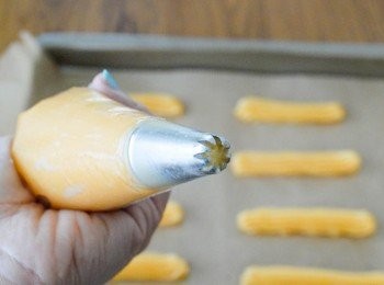 step5: 攪拌麵糊至微微滑落的狀態便可，放入星形擠花袋內