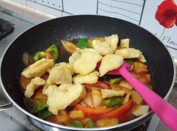 step9: 魚塊回鑊， 快速兜炒至均勻沾上<span class="group_4">汁料</span>便完成。