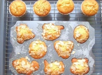 step12: 出爐後蛋糕馬上脫模,放在烤架上冷卻。