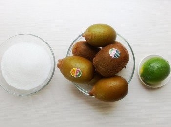 step1: 準備材料。將檸檬榨出汁備用,奇異果去皮再將果肉切成細丁(約1公分大小),我喜歡果醬保有果肉的口感,如喜歡濃稠無顆粒口感 ,可將奇異果用果汁機打成果泥。空瓶身先用熱水汆燙再瀝乾,亦可用烤箱150度c烘烤10分鐘至完全乾燥。瓶蓋用熱水汆燙後擦乾。