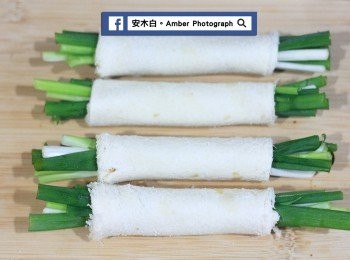 step4: 包入蔥的吐司捲。