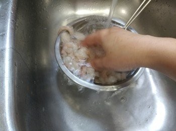 step2: 蝦肉開背許腸用水喉水沖洗約1分鐘， 一面沖一面攪動， 至潔白為止