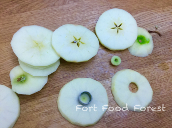 step5: 蘋果去皮切片, 約0.5cm厚, 用曲奇模去芯 (如用去芯刀, 先去芯, 後切片).