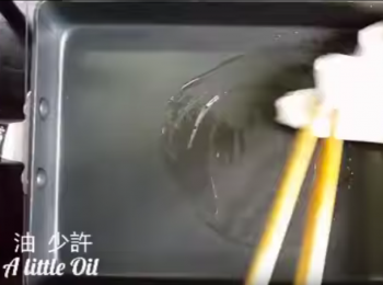step2: 倒少許油進平底鍋④，均勻掃開。
Pour a little oil onto a pan④ and spread well.