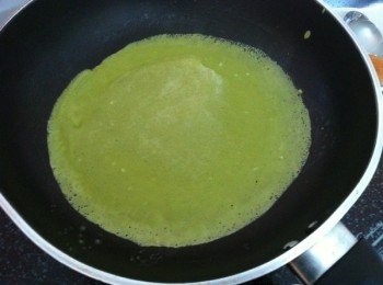 step2: 2然後篩如麵粉和班蘭汁《分2次加入》待用。