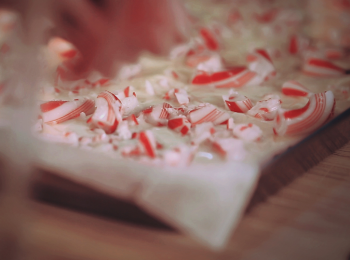 step6: 在白朱古力漿還未凝固前灑上士的糖碎粒，並放在室溫陰涼處至完全凝固為止