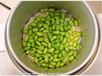step2: 將白米、毛豆仁用清水洗淨，瀝乾水分後先鋪放在電鍋內。
