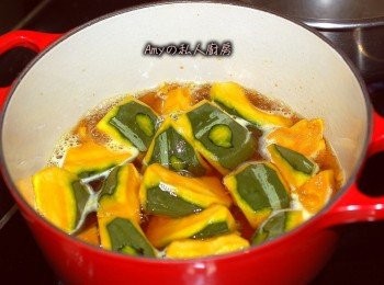 step2: 準備一個燉鍋放入南瓜塊(鍋子的大小以放一層南瓜為主),倒入所有調味料及昆布高湯