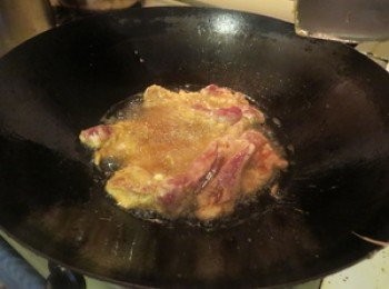 step3: 烧热油锅，放入鸡肉以中火炸至金黄色，捞起。开大火，等热油再升温，把全部鸡肉再倒入锅内以大火炸大概30秒。