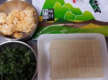 step2: 鹹蛋也搗碎~九層塔切細~備用