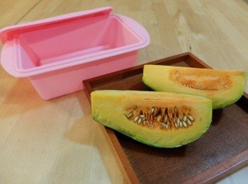 step1: 南瓜子去除，南瓜皮營養很高，只要確認能打的很細，留著吃最好