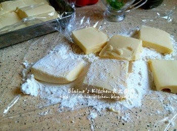 step10: 將雞蛋豆腐從雪櫃取出後每件沾上麵粉