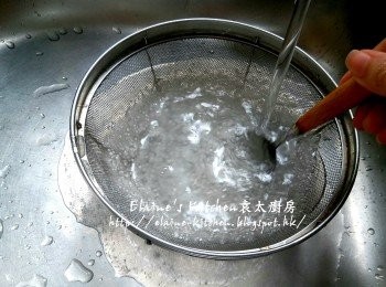 step2: 倒入隔篩內用水沖洗數分鐘