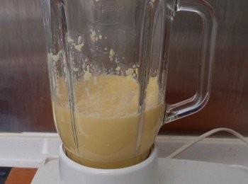 step5: 把已隔水的綠豆和糯米放入攪拌機，加3湯匙水打成細滑的漿。