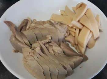 step5: 豬脷，响螺片，是煲完湯的材料，切件備用